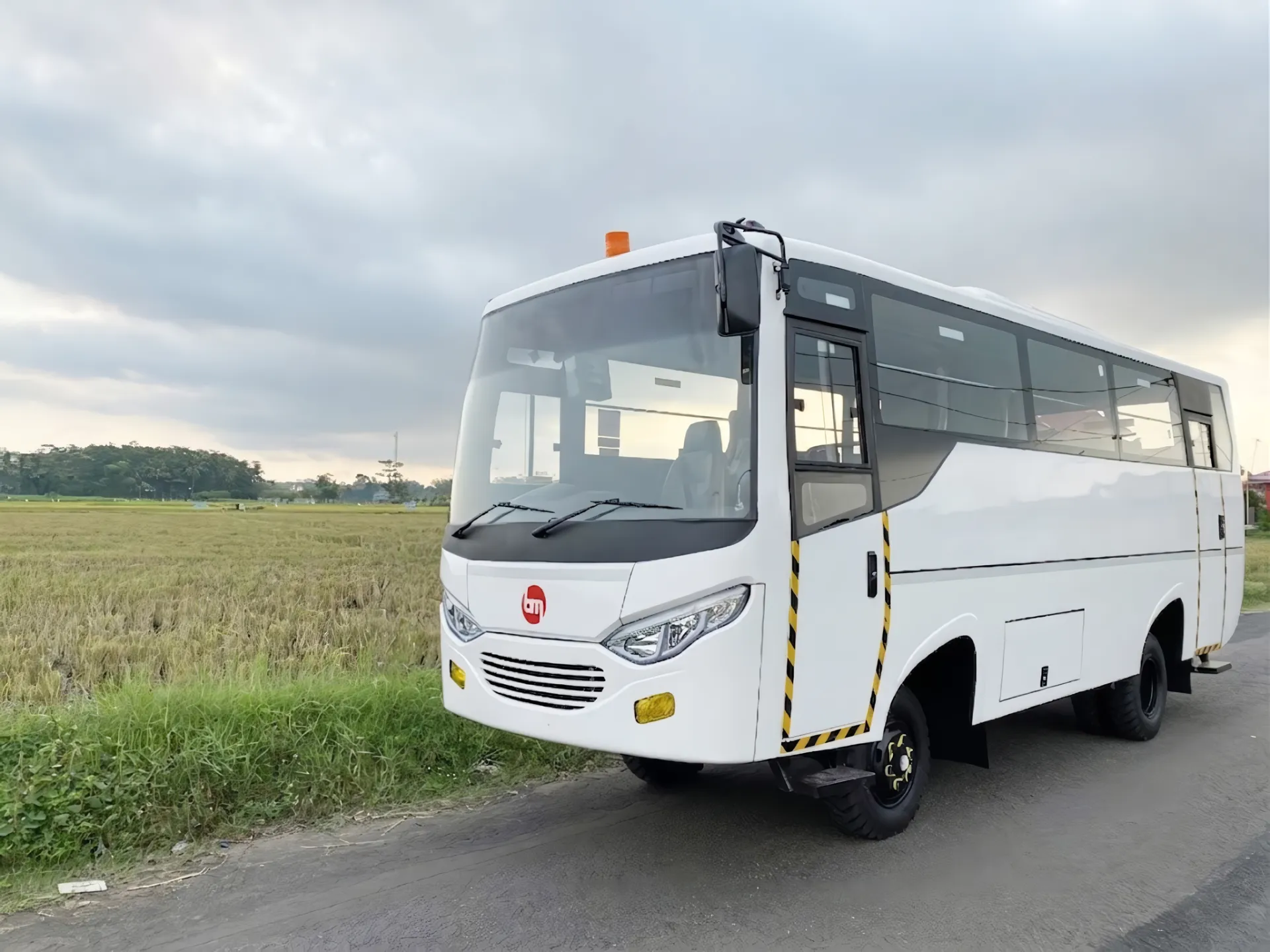 Medium Bus 4x4 Exterior