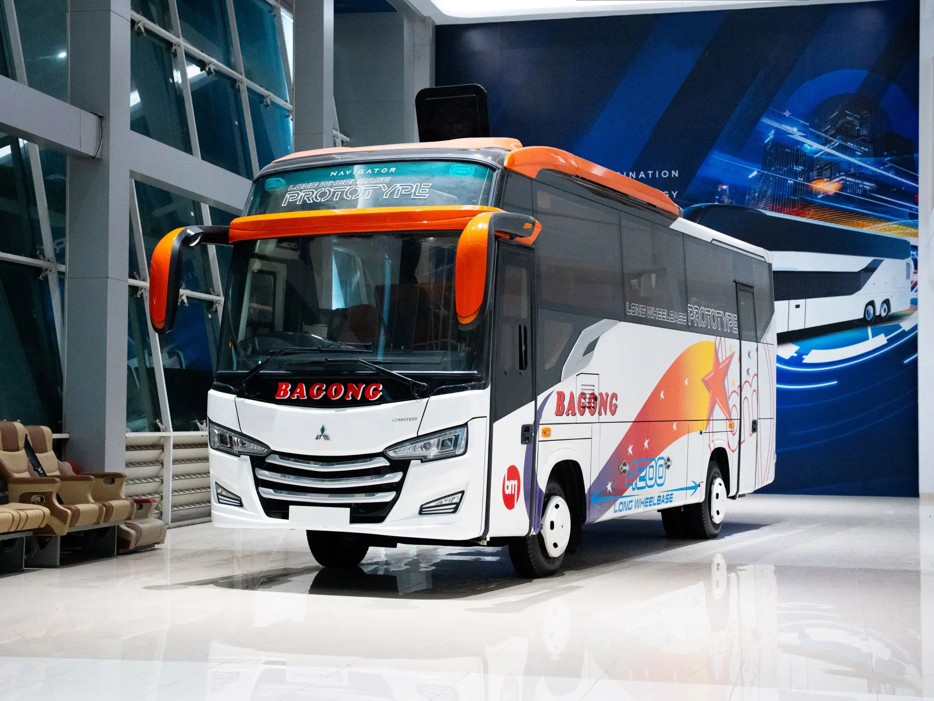 Medium Bus 4x2 Exterior